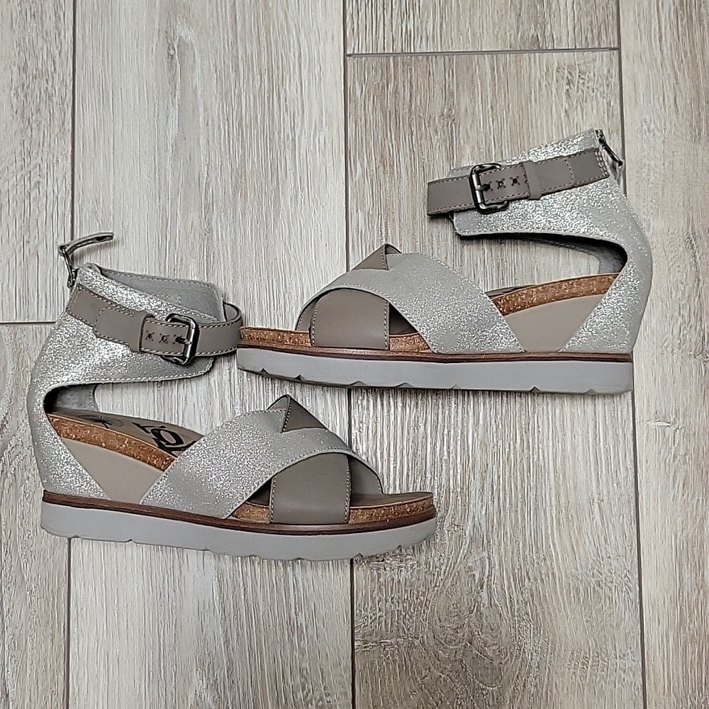 OTBT Size 8 Teamwork Silver and Gray Wedge Sandals